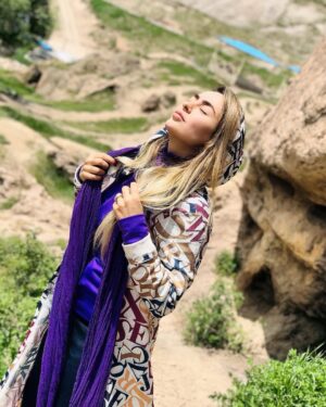 Samaneh Pakdel Instagram - .
ای در دل من میل و تمنا همه تو
وندر سـر من مایه سودا همه تو

هرچنـــــد به روزگار در می‌نگرم
امروز هـمه تویی و فردا همه تو ❤️🙆‍♀️❤️