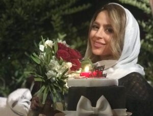Samaneh Pakdel Instagram - اينم از رفقاى با حال و با معرفت، سودابه ، تانيا ومينا وملودى ورضا 👭💃👫اندر احوالات تولد بازى اونم از نوع سوپرايز بتركونش، دمتون گرم ، ممنون بابت تمام زحمتاتون و محبت بى نظيرتون و شب زيبايى كه برام ساختين ، دوستون دارم ، اميدوارم هميشه حال دلمون كنار هم بهترين باشه