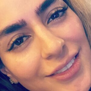 Samaneh Pakdel Instagram - 💜 بعضی چیـزها را بایـد هر روز
زنده‌اش کنی تا خودت زندگی کنی:

عشـق را...
ایمـان را...
زنـدگی را … "شبتون سرشار از حس ناب زندگی"