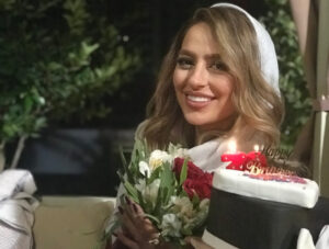 Samaneh Pakdel Instagram - اينم از رفقاى با حال و با معرفت، سودابه ، تانيا ومينا وملودى ورضا 👭💃👫اندر احوالات تولد بازى اونم از نوع سوپرايز بتركونش، دمتون گرم ، ممنون بابت تمام زحمتاتون و محبت بى نظيرتون و شب زيبايى كه برام ساختين ، دوستون دارم ، اميدوارم هميشه حال دلمون كنار هم بهترين باشه