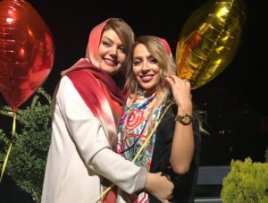 Samaneh Pakdel Instagram - اينم از رفقاى با حال و با معرفت، سودابه ، تانيا ومينا وملودى ورضا 👭💃👫اندر احوالات تولد بازى اونم از نوع سوپرايز بتركونش، دمتون گرم ، ممنون بابت تمام زحمتاتون و محبت بى نظيرتون و شب زيبايى كه برام ساختين ، دوستون دارم ، اميدوارم هميشه حال دلمون كنار هم بهترين باشه