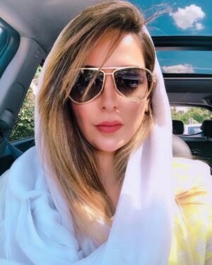 Samaneh Pakdel Instagram - .
كار خوب تجسم عشق است
؛ موهامم كه يه قسمتش دچار الكتريسيته شده ؛ چون عكاس خودمم😂👍🤪
❤️🙏❤️