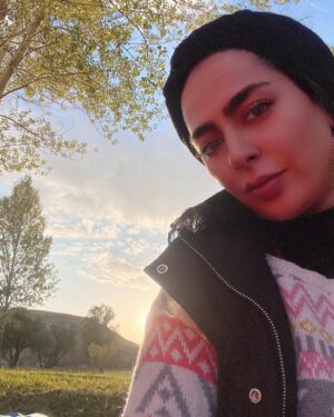 Samaneh Pakdel Instagram - .

احساس و خیال را، آسمان صاف، ابرهای طوفانی و تاریکی جنگل‌ها، روشنی قله‌ها و زندگانی، یک طبیعت ساده به من داده است.
#سمانه_پاکدل#طبيعت#آسمان#سبز#آفتاب#غروب #درخت#نور