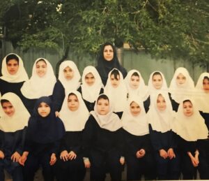Samaneh Pakdel Instagram - .
امروز اولين روز از ماه مهر و شروع فصل پاييز، ماه تحصيل، تلاش، مشق و مدرسه است ….
چه شور و حالی دارد اين روزهای آغاز مدرسه، روزهايی سراسر دلهره، شوق و اضطراب، روزهای مهر و مدرسه، روزهايی كه خيابانها سرخوش از هيجان هاى كودكانست ،آغاز سال تحصیلی، آغاز سفر در مسیر دانستن و فهمیدن مبارک🌹🙏🌹
پى نوشت: اين من و بهترين معلم روزگار كودكى كه من خيلى خيلى به معلم اول و دوم دبستانم وابسته بودم و گريه ها كردم براشون كه نگم براتون..😭😢خانم رهبر و مرادى هر جا هستين سلامت و تندرست باشين ، واقعأ معلم خوب ، بى نظير هميشه در ياد شما مى مونه ، خيلى خيلى ممنونم كه شما الف باى زندگيمو ، خوندن و نوشتنم و يادم دادين، جاى خانم مراديم خاليه تو عكس🌹🙏❤️
همچنين همه ى دوستانم كه در اين عكس هستن موفق و سلامت باشن ،مدرسه ١٢ فروردين
 منم كه با مقنعه ى هميشه كج😂😂😂👍
#سمانه_پاكدل #مقنعه #معلم #مدرسه #اول مهر #١٢