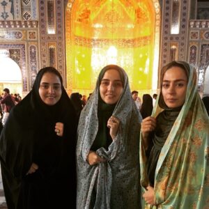 Samaneh Pakdel Instagram - زيارت امام رضا با نرگس و سارا، جاتون خالى🙏