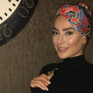 Samaneh Pakdel Instagram - @seraj_zar

ممنون از گالرى طلاى سراج كه اين كار خيلى خوشگل رو كه نام (خدا) هست رو به من هديه دادن🙋
ممنون جناب سراج 🙏منم خيلى دوسش دارم❤️ تعطيلات خوش بگذره😉👍😜
ببخشيد يادم رفت خدمت دوستان زوم كننده عزيز و با دقت بگم من مريضم اينجا ( سرما خوردگى)😏 صرفأ جهت اطلاع 🥊😜