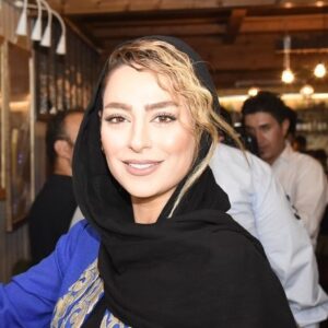 Samaneh Pakdel Instagram - ما در جامعه اى برونگرا زندگى ميكنيم كه به تنهايى وسكوت ارزش زياد نمى دهد.
ما دائمأ در حال پر كردن درون خود با مكالمات فيلم هاوبرنامه هاى راديويى و تلوزيونى و خزعبلات شبكه هاى مجازى هستيم.
ما در حالى كه تشنگى فرهنگى وسياسى داريم و دائمأ در حال جذب اطلاعات وبه دنبال تفريح هستيم؛ همواره نگرانيم چيزى مهم را از دست بدهيم.
ما خود را با آنچه در دسترس مان است خفه ميكنيم تا مبادا با خودمان تنها باشيم
گاى كارنو( پدران غايب)