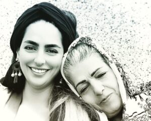 Samaneh Pakdel Instagram - تاج از فرق فلک برداشتن
جاودان آن تاج بر سرداشتن
در بهشت آرزو ره یافتن
هر نفس شهدی به ساغر داشتن
روز در انواع نعمت ها و ناز
شب بتی چون ماه در بر داشتن
صبح از بام جهان چون آفتاب
روی گیتی را منور داشتن
شامگه چون ماه رویا آفرین
ناز بر افلاک اختر داشتن
چون صبا در مزرع سبز فلک
بال در بال کبوتر داشتن
حشمت و جاه سلیمانی یافتن
شوکت و فر سکندر داشتن
تا ابد در اوج قدرت زیستن
ملک هستی را مسخر داشتن
برتو ارزانی که ما را خوش تر است
لذت یک لحظه "مادر" داشتن !
.
فريدون مشيرى
روح همه مادران به سفر رفته شاد..
روح مادر هادى جونم شاد..
❤️🙏❤️🙏❤️🙏