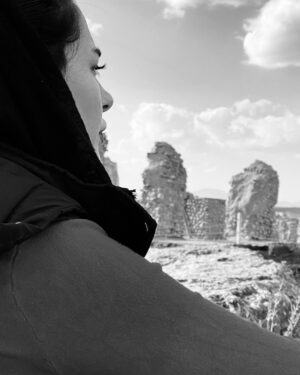 Samaneh Pakdel Instagram - .

ما یک اثر هنری نا تمام از خدا هستیم که در حال تکامل و بهبود هستیم.هر اتفاقی چه خوب و چه بد که پشت سر می‌گذاریم ما را به تکامل نزدیک تر می‌کند تا این انسان کامل شکل بگیرد.
#شمس_تبریزی#سمانه_پاکدل#مولانا#بزرگداشت#سياه_سفيد#بازيگر#تخت_سلیمان