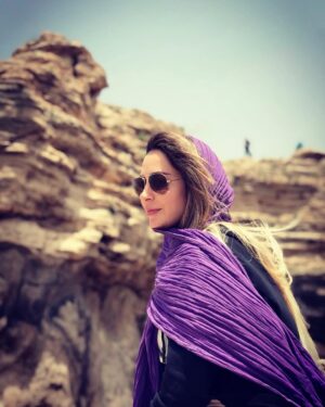 Samaneh Pakdel Instagram - .
اندوه و نشاط همواره دوشادوش هم سفر كنند و در آن هنگام كه يكى بر سفره ى شما نشسته است، ديگرى در رختخوابتان آرميده باشد؛ شما پيوسته چون ترازوييد، بى تكليف در ميان اندوه و نشاط
❤️🙏❤️
Photo by: Aghamon❤️❤️
#samanepakdel#artist#actor#actress#takhtsoleyman#zendandiv#photo#purple