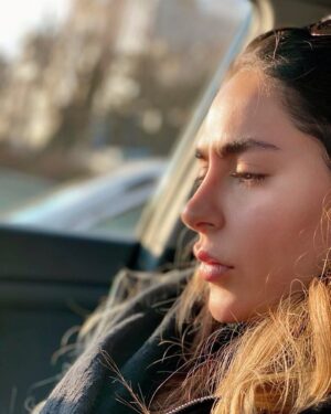 Samaneh Pakdel Instagram - .
سلام خواستم هم يه حالى ازتون بپرسم ، هم بگم همه ى ما كم وبيش ، توى يه شرايطى با تمام سختى ها و دردهامون داريم زندگى ميكنيم، فقط دوست داشتم حالى رو كه اين روزا دارم تجربه ميكنم رو با هاتون در ميون بذارم و بگم من چند مدتيه دارم تلاش ميكنم بيشتر توى لحظه هام حواسم به سپرى شدن اين روزا باشه هر چقدر سخت اما دنيا داره كارشو براى همه ى ماانجام ميده.. و ما هم بهتر كنار هم با محبت و عشق و همدلى دست هم و بگيريم و به الانمون كه ميتونيم كمك كنيم حتى با يه لبخند، تا تلفنى حال عزيزى رو پرسيدن ، تا بخشيدن خودمون و هر كسى كه ازش به هر دليلى ناراحتيم و ...هر كارى كه بتونيم براى ديگران بكنيم حتى اگر حالو احوال خودمون رو به راه نيست، لااقل با اين كار انرژى خوبى به خودمون و زندگيمون تزريق ميكنيم.

اين روزا همديگرو يادمون نره ، ما آدما بهم نياز داريم تا زنده بمونيم❤️ راستى اين روزا حواسمون به بچه ها و نوجوانانمون باشه اينا خيلى حساسند و هنوز تجربه ندارن ، گوششون كنيد و براشون وقت بذارين ، براى خودتون و خانوادتون
دوستون دارم مردم سرزمينم❤️🙏
#سمانه_پاکدل #بازيگر#آگاهى#درك#روز_پرستار #هادى_كاظمى#هنر#عشق#محبت#همدلى#مهربانى 
#samanehpakdel#artist#actress #kindness #love#happynursesday #pray#hadikazemi