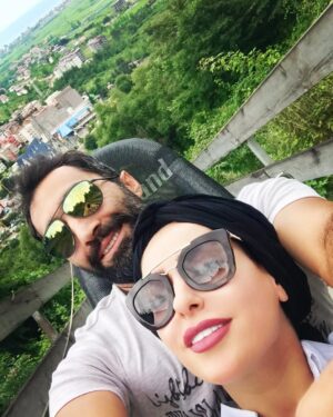 Samaneh Pakdel Instagram - ٠
عيدتون مبارك ، دلتون شاد ، لبتون خندون .....❤️🙏❤️
الكى تو اين وضعيت جامعه 🤪😫😫😫😫 .
پى نوشت: مثلا خيلى همه چى خوبه ، حال همه ى مردم و خانواده ها خوبه ، وضعيت اقتصادى عاليه، امرار معاش ، كه نگم براتون ...... از هر چى بگذريم كه ما بازيگراااااااا كه خيلى پولداريم ، مرفه بى درديم🤣🤣🤪😂
# اوضاع خوبه #  هيچكسى باور نكنه# به غير از جوامع غربى # ما خوبيم😫😫#
# همه ى فشارا رو مردمه# دولتمردان حالشو  ببرين# خدا قوت#