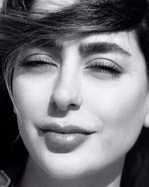 Samaneh Pakdel Instagram - .
در لحظه
به تو دست می سایم و جهان را در می یابم
به تو می اندیشم
و زمان را لمس می کنم
معلق و بی انتها
عریان
می وزم،می بارم،می تابم
آسمان ام
ستارگان و زمین
وگندم عطر آگینی که دانه می بندد
رقصان
در جان سبز خویش
از تو عبور می کنم
چنان که تندری از شب
می درخشم
و فرو می ریزم❤️
#سمانه_پاکدل samanehpakdel #
#شاملوی_بزرگ
#پاييز#هنرمند#بازيگر#سياه_سفيد #عكس#شعر#عاشقانه#چشمهایش #هادى_كاظمى 
#samanehpakdel #artist#actrees#blackandwhite#
#samanehpakdel | #سمانه_پاكدل