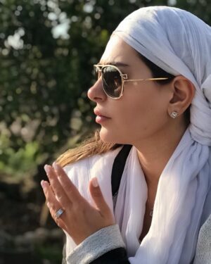Samaneh Pakdel Instagram - .
و كدامين ثروت است كه محفوظ بداريد تا ابد؟؟؟؟؟
آنچه امروز از آن شماست، يك روز به ديگرى سپرده شود.
پس امروز به دست خويش عطا كنيد، باشد كه شهد #گواراى #سخاوت#نصيب# شما گردد؛ نه مرده ريگى وارثانتان.

#سيل_شيراز#سيل-گلستان # سيل-لرستان#سيل-خوزستان#زلزله-كرمانشاه#صداى-مردم#حمايت#افكار-كهنه# نور#آگاهى#خرد-جمعى# وحدت#همدلى#يگانگى#