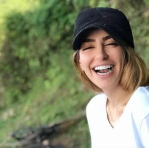 Samaneh Pakdel Instagram - .
مثل هميشه عكاس : آقامون🤣❤️👍
#خنده#هادى كاظمى#سمانه پاكدل#
#آدامسه...#🤫🤫🤣🤣😫😫 ولى دوست داشتم اين عكسو🥰
#خانواده#خنده دار#🥰🤪