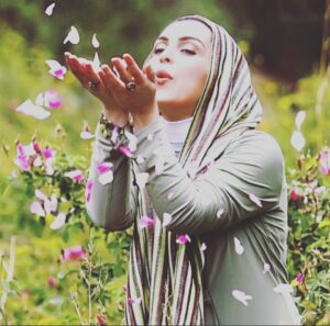 Samaneh Pakdel Instagram - .
با چشمانى بسته
به سپيدى مى انديشم
وبا بال هاى پندار
آسمان شكاف و تيز پر
به پرواز مى ايستم
شادمان و نيك روز و گيتى به كام
آسمان سرزمين خوشبختى را در مى نوردم
ناگاه
ناله اى جانگاه چون تير به سينه ام مى نشيند
و دلخراشانه به خاكم فرو مى افكند....
خداحافظ عزيزم 🖤
آسمان منتظر همه ماست🖤🙏🖤