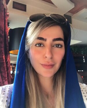 Samaneh Pakdel Instagram - ٠

در این بامدادان، درمی‌یابم
که شب‌هایمان،
آبستنِ خلسه‌ای عمیق بوده‌اند
و روزهایمان،
تابناک و سنگین
از انعکاس افکارمان......