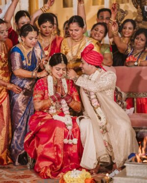 Samata Amin Instagram - A day of love, gratitude, and blessings from every heart that matters.
With divine grace and the warmth of our loved ones, we begin this new journey as husband and wife.
Let everyone's blessings be with us for our new beginning❤️🧿

#vinsam 

Captured by @kiranproductions.in
Event by @frolix_events_ 
Location @the_grand_bay 
Attire @mantra.ixe
Jewellery @slshetdiamondhouse 
Makeup by @kanchanashettymakeupartist @makeupmagicbydeekshashetty 
Mehendi by @kudla_mehndi_artist