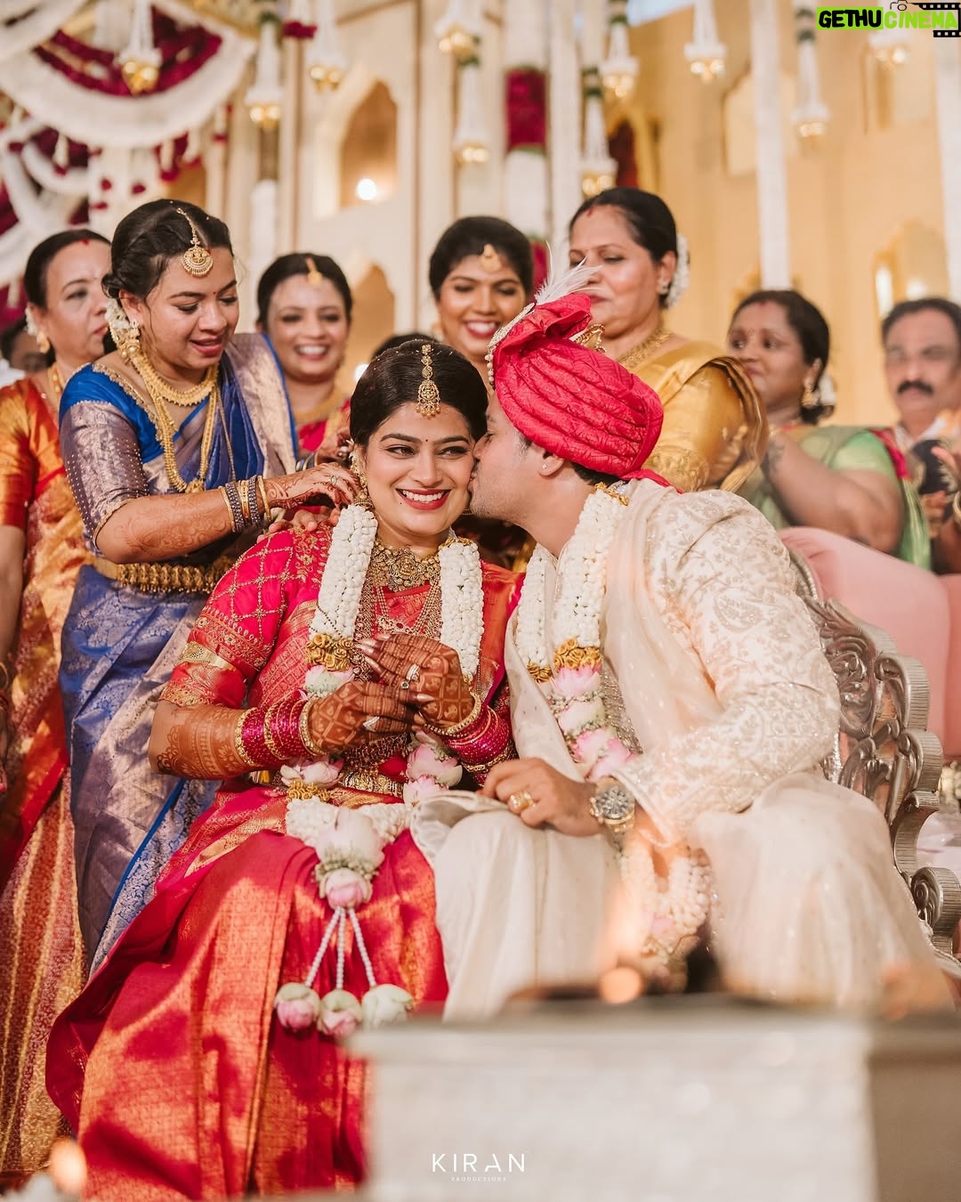 Samata Amin - 31.6K Likes - A day of love, gratitude, and blessings from every heart that matters.
With divine grace and the warmth of our loved ones, we begin this new journey as husband and wife.
Let everyone's blessings be with us for our new beginning❤️🧿

#vinsam 

Captured by @kiranproductions.in
Event by @frolix_events_ 
Location @the_grand_bay 
Attire @mantra.ixe
Jewellery @slshetdiamondhouse 
Makeup by @kanchanashettymakeupartist @makeupmagicbydeekshashetty 
Mehendi by @kudla_mehndi_artist