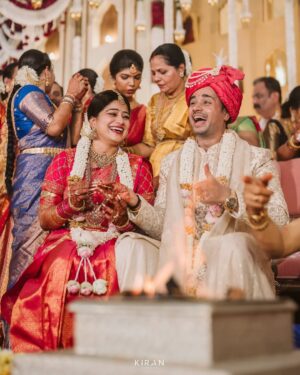 Samata Amin Instagram - A day of love, gratitude, and blessings from every heart that matters.
With divine grace and the warmth of our loved ones, we begin this new journey as husband and wife.
Let everyone's blessings be with us for our new beginning❤️🧿

#vinsam 

Captured by @kiranproductions.in
Event by @frolix_events_ 
Location @the_grand_bay 
Attire @mantra.ixe
Jewellery @slshetdiamondhouse 
Makeup by @kanchanashettymakeupartist @makeupmagicbydeekshashetty 
Mehendi by @kudla_mehndi_artist
