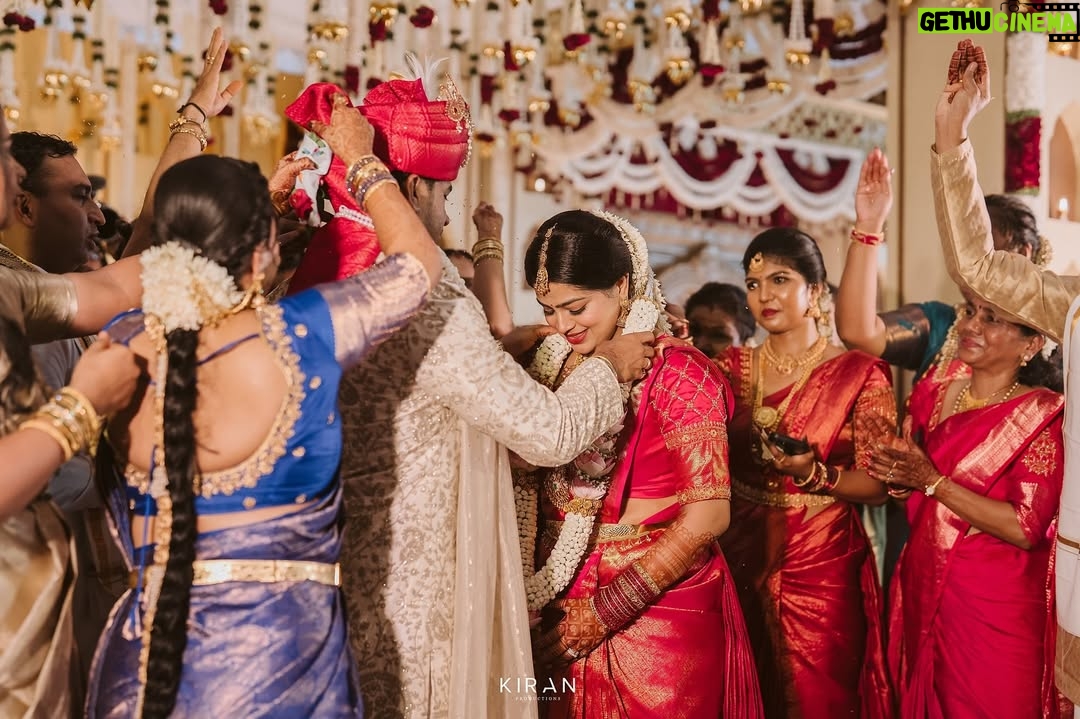 Samata Amin - 31.6K Likes - A day of love, gratitude, and blessings from every heart that matters.
With divine grace and the warmth of our loved ones, we begin this new journey as husband and wife.
Let everyone's blessings be with us for our new beginning❤️🧿

#vinsam 

Captured by @kiranproductions.in
Event by @frolix_events_ 
Location @the_grand_bay 
Attire @mantra.ixe
Jewellery @slshetdiamondhouse 
Makeup by @kanchanashettymakeupartist @makeupmagicbydeekshashetty 
Mehendi by @kudla_mehndi_artist