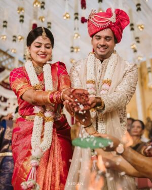 Samata Amin Instagram - A day of love, gratitude, and blessings from every heart that matters.
With divine grace and the warmth of our loved ones, we begin this new journey as husband and wife.
Let everyone's blessings be with us for our new beginning❤️🧿

#vinsam 

Captured by @kiranproductions.in
Event by @frolix_events_ 
Location @the_grand_bay 
Attire @mantra.ixe
Jewellery @slshetdiamondhouse 
Makeup by @kanchanashettymakeupartist @makeupmagicbydeekshashetty 
Mehendi by @kudla_mehndi_artist