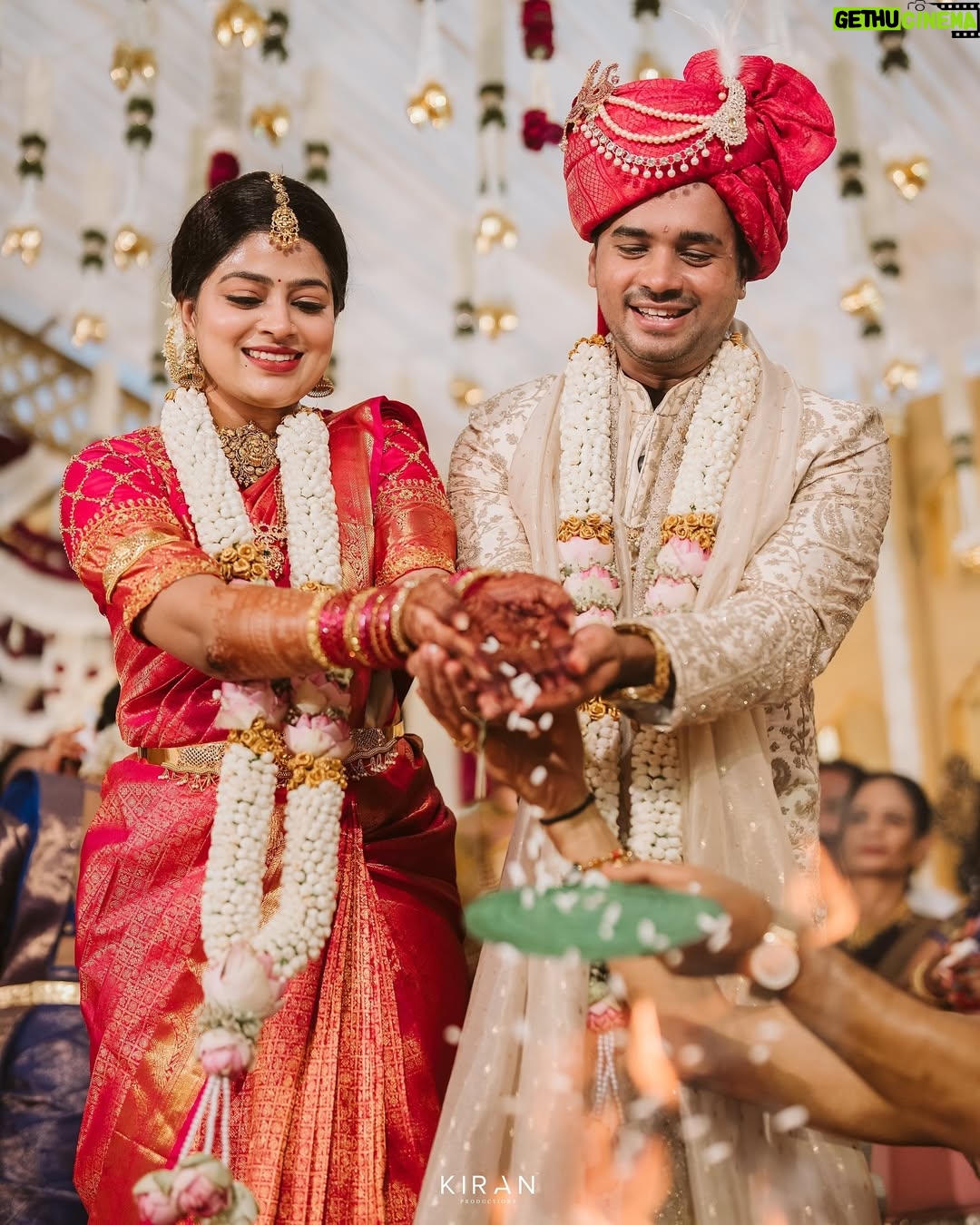 Samata Amin - 31.6K Likes - A day of love, gratitude, and blessings from every heart that matters.
With divine grace and the warmth of our loved ones, we begin this new journey as husband and wife.
Let everyone's blessings be with us for our new beginning❤️🧿

#vinsam 

Captured by @kiranproductions.in
Event by @frolix_events_ 
Location @the_grand_bay 
Attire @mantra.ixe
Jewellery @slshetdiamondhouse 
Makeup by @kanchanashettymakeupartist @makeupmagicbydeekshashetty 
Mehendi by @kudla_mehndi_artist