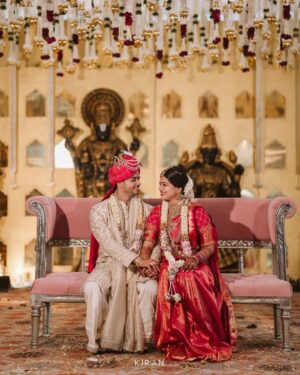 Samata Amin Instagram - A day of love, gratitude, and blessings from every heart that matters.
With divine grace and the warmth of our loved ones, we begin this new journey as husband and wife.
Let everyone's blessings be with us for our new beginning❤️🧿

#vinsam 

Captured by @kiranproductions.in
Event by @frolix_events_ 
Location @the_grand_bay 
Attire @mantra.ixe
Jewellery @slshetdiamondhouse 
Makeup by @kanchanashettymakeupartist @makeupmagicbydeekshashetty 
Mehendi by @kudla_mehndi_artist