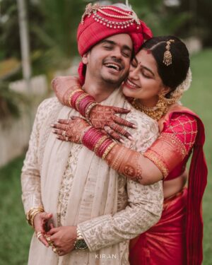 Samata Amin Instagram - A day of love, gratitude, and blessings from every heart that matters.
With divine grace and the warmth of our loved ones, we begin this new journey as husband and wife.
Let everyone's blessings be with us for our new beginning❤️🧿

#vinsam 

Captured by @kiranproductions.in
Event by @frolix_events_ 
Location @the_grand_bay 
Attire @mantra.ixe
Jewellery @slshetdiamondhouse 
Makeup by @kanchanashettymakeupartist @makeupmagicbydeekshashetty 
Mehendi by @kudla_mehndi_artist