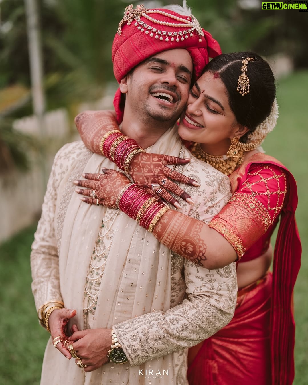 Samata Amin - 31.6K Likes - A day of love, gratitude, and blessings from every heart that matters.
With divine grace and the warmth of our loved ones, we begin this new journey as husband and wife.
Let everyone's blessings be with us for our new beginning❤️🧿

#vinsam 

Captured by @kiranproductions.in
Event by @frolix_events_ 
Location @the_grand_bay 
Attire @mantra.ixe
Jewellery @slshetdiamondhouse 
Makeup by @kanchanashettymakeupartist @makeupmagicbydeekshashetty 
Mehendi by @kudla_mehndi_artist