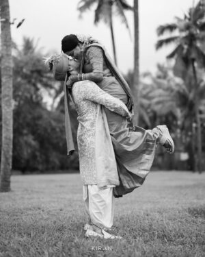 Samata Amin Instagram - A day of love, gratitude, and blessings from every heart that matters.
With divine grace and the warmth of our loved ones, we begin this new journey as husband and wife.
Let everyone's blessings be with us for our new beginning❤️🧿

#vinsam 

Captured by @kiranproductions.in
Event by @frolix_events_ 
Location @the_grand_bay 
Attire @mantra.ixe
Jewellery @slshetdiamondhouse 
Makeup by @kanchanashettymakeupartist @makeupmagicbydeekshashetty 
Mehendi by @kudla_mehndi_artist