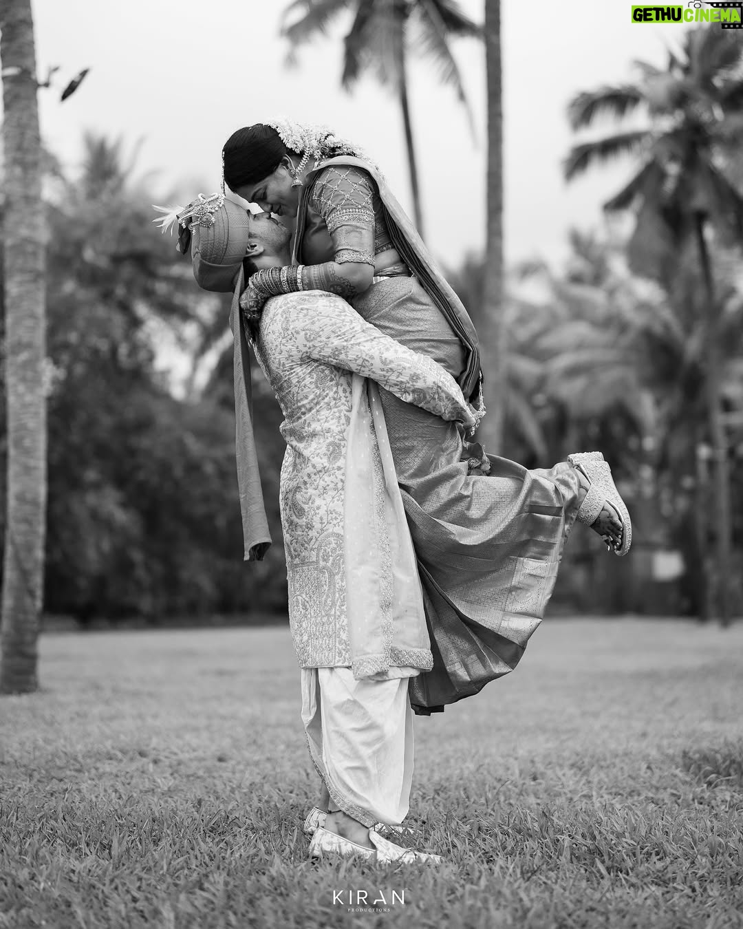 Samata Amin - 31.6K Likes - A day of love, gratitude, and blessings from every heart that matters.
With divine grace and the warmth of our loved ones, we begin this new journey as husband and wife.
Let everyone's blessings be with us for our new beginning❤️🧿

#vinsam 

Captured by @kiranproductions.in
Event by @frolix_events_ 
Location @the_grand_bay 
Attire @mantra.ixe
Jewellery @slshetdiamondhouse 
Makeup by @kanchanashettymakeupartist @makeupmagicbydeekshashetty 
Mehendi by @kudla_mehndi_artist