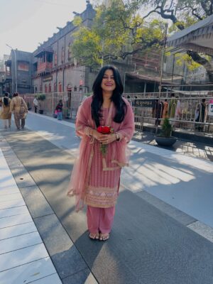Samata Amin Instagram - Just a happy kid after seeking Baba’s blessings 🙏

#shirdi #samataamin