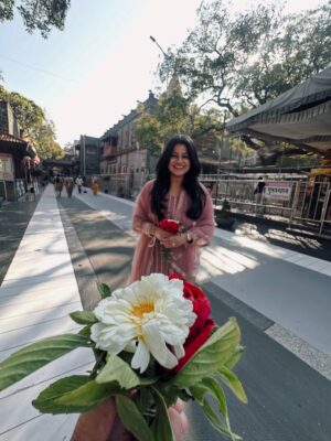 Samata Amin Instagram - Just a happy kid after seeking Baba’s blessings 🙏

#shirdi #samataamin