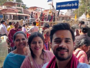 Samata Amin Instagram - Just a happy kid after seeking Baba’s blessings 🙏

#shirdi #samataamin
