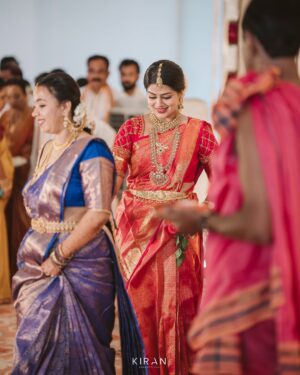 Samata Amin Instagram - Wrapped in the blessings of family and love.❤️🧿

The "Sl Shet" Bride❤️

Jewellery by @slshetdiamondhouse 
Blouse by @mantra.ixe 
MUAH @kanchanashettymakeupartist @makeupmagicbydeekshashetty 

Captured by @kiranproductions.in 
Location @the_grand_bay 

#samataamin #tulunad