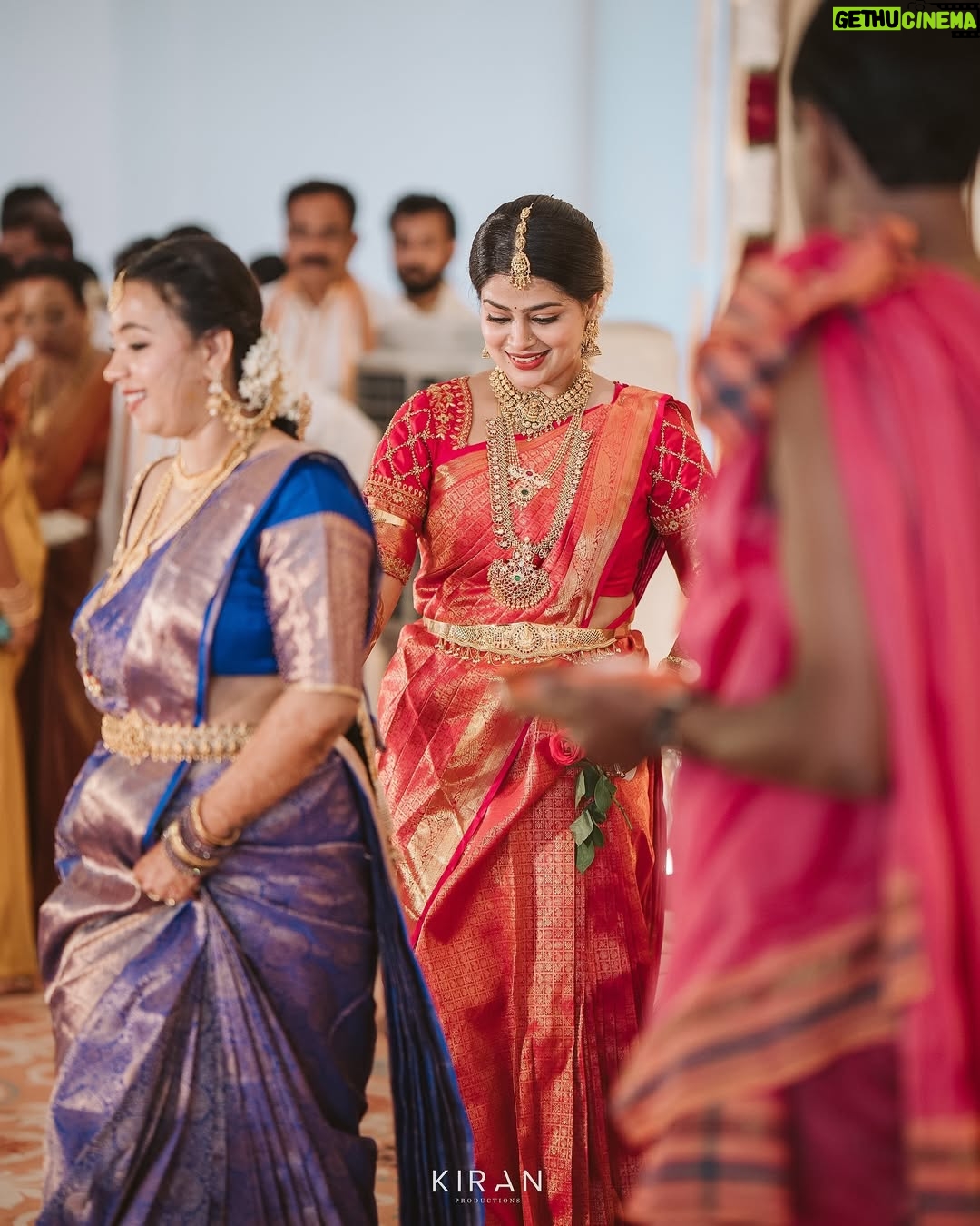 Samata Amin - 13.2K Likes - Wrapped in the blessings of family and love.❤️🧿

The "Sl Shet" Bride❤️

Jewellery by @slshetdiamondhouse 
Blouse by @mantra.ixe 
MUAH @kanchanashettymakeupartist @makeupmagicbydeekshashetty 

Captured by @kiranproductions.in 
Location @the_grand_bay 

#samataamin #tulunad