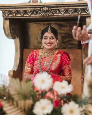 Samata Amin Instagram - Wrapped in the blessings of family and love.❤️🧿

The "Sl Shet" Bride❤️

Jewellery by @slshetdiamondhouse 
Blouse by @mantra.ixe 
MUAH @kanchanashettymakeupartist @makeupmagicbydeekshashetty 

Captured by @kiranproductions.in 
Location @the_grand_bay 

#samataamin #tulunad