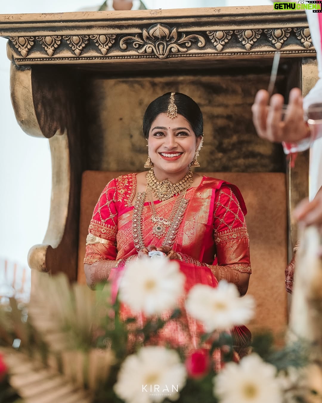 Samata Amin - 13.2K Likes - Wrapped in the blessings of family and love.❤️🧿

The "Sl Shet" Bride❤️

Jewellery by @slshetdiamondhouse 
Blouse by @mantra.ixe 
MUAH @kanchanashettymakeupartist @makeupmagicbydeekshashetty 

Captured by @kiranproductions.in 
Location @the_grand_bay 

#samataamin #tulunad