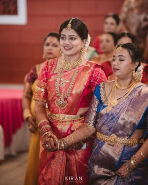 Samata Amin Instagram - Wrapped in the blessings of family and love.❤️🧿

The "Sl Shet" Bride❤️

Jewellery by @slshetdiamondhouse 
Blouse by @mantra.ixe 
MUAH @kanchanashettymakeupartist @makeupmagicbydeekshashetty 

Captured by @kiranproductions.in 
Location @the_grand_bay 

#samataamin #tulunad