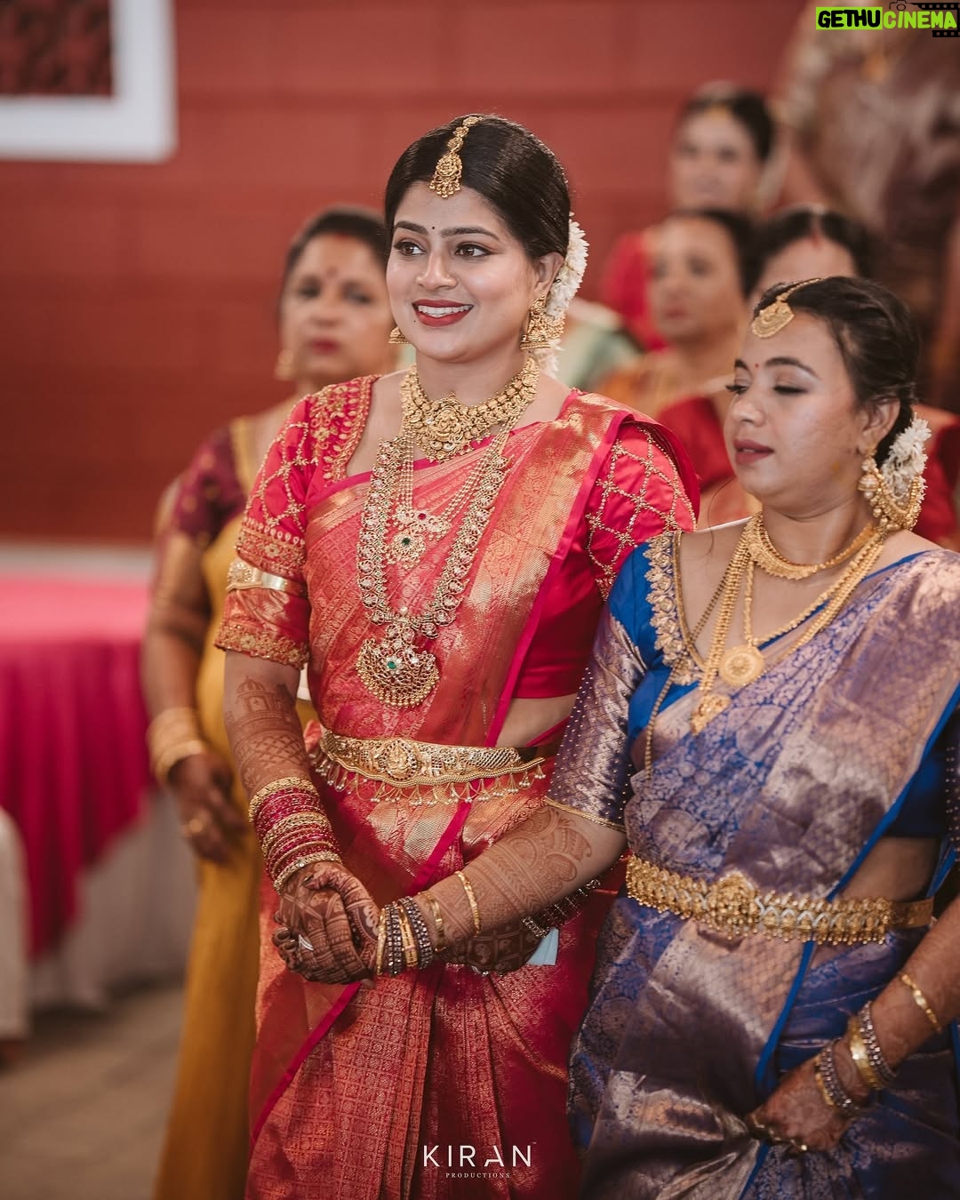 Samata Amin - 13.2K Likes - Wrapped in the blessings of family and love.❤️🧿

The "Sl Shet" Bride❤️

Jewellery by @slshetdiamondhouse 
Blouse by @mantra.ixe 
MUAH @kanchanashettymakeupartist @makeupmagicbydeekshashetty 

Captured by @kiranproductions.in 
Location @the_grand_bay 

#samataamin #tulunad