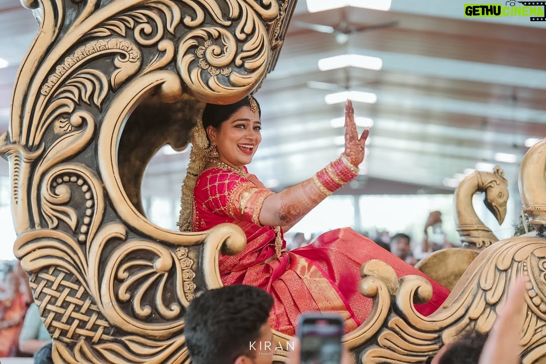 Samata Amin - 13.2K Likes - Wrapped in the blessings of family and love.❤️🧿

The "Sl Shet" Bride❤️

Jewellery by @slshetdiamondhouse 
Blouse by @mantra.ixe 
MUAH @kanchanashettymakeupartist @makeupmagicbydeekshashetty 

Captured by @kiranproductions.in 
Location @the_grand_bay 

#samataamin #tulunad
