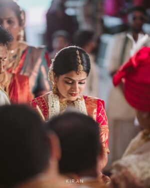 Samata Amin Instagram - Wrapped in the blessings of family and love.❤️🧿

The "Sl Shet" Bride❤️

Jewellery by @slshetdiamondhouse 
Blouse by @mantra.ixe 
MUAH @kanchanashettymakeupartist @makeupmagicbydeekshashetty 

Captured by @kiranproductions.in 
Location @the_grand_bay 

#samataamin #tulunad