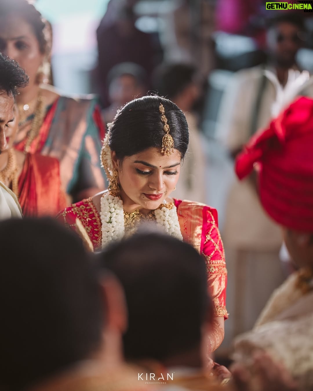 Samata Amin - 13.2K Likes - Wrapped in the blessings of family and love.❤️🧿

The "Sl Shet" Bride❤️

Jewellery by @slshetdiamondhouse 
Blouse by @mantra.ixe 
MUAH @kanchanashettymakeupartist @makeupmagicbydeekshashetty 

Captured by @kiranproductions.in 
Location @the_grand_bay 

#samataamin #tulunad