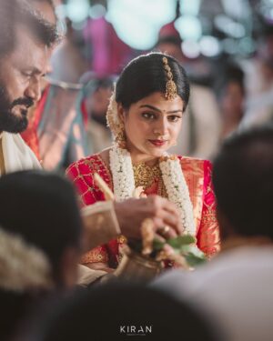 Samata Amin Instagram - Wrapped in the blessings of family and love.❤️🧿

The "Sl Shet" Bride❤️

Jewellery by @slshetdiamondhouse 
Blouse by @mantra.ixe 
MUAH @kanchanashettymakeupartist @makeupmagicbydeekshashetty 

Captured by @kiranproductions.in 
Location @the_grand_bay 

#samataamin #tulunad