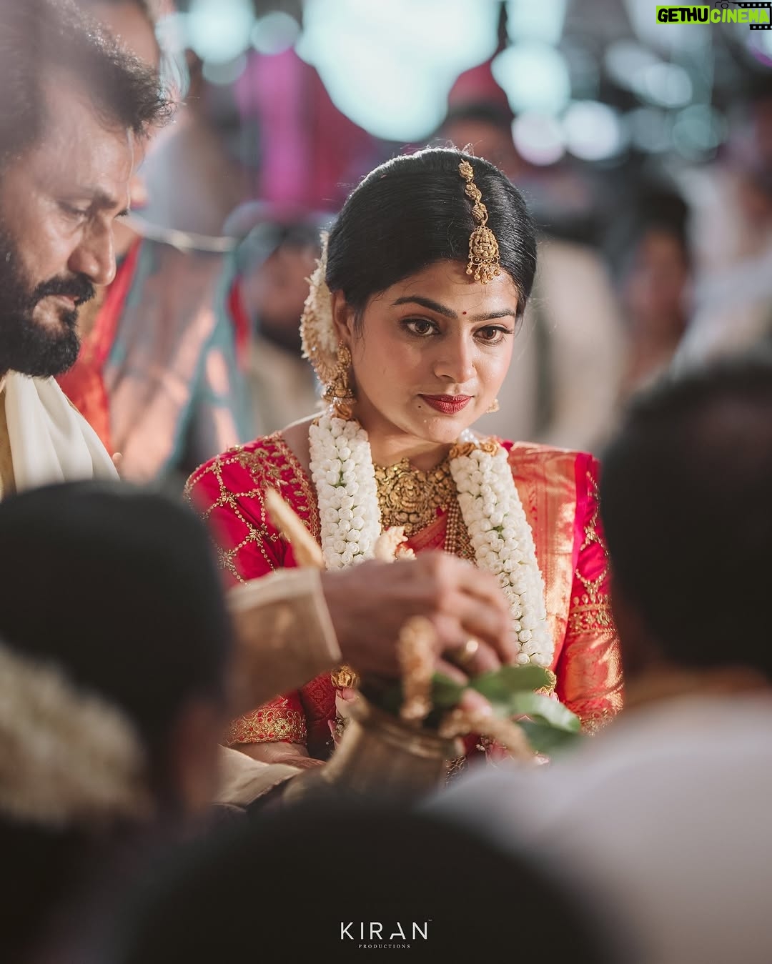 Samata Amin - 13.2K Likes - Wrapped in the blessings of family and love.❤️🧿

The "Sl Shet" Bride❤️

Jewellery by @slshetdiamondhouse 
Blouse by @mantra.ixe 
MUAH @kanchanashettymakeupartist @makeupmagicbydeekshashetty 

Captured by @kiranproductions.in 
Location @the_grand_bay 

#samataamin #tulunad