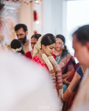 Samata Amin Instagram - Wrapped in the blessings of family and love.❤️🧿

The "Sl Shet" Bride❤️

Jewellery by @slshetdiamondhouse 
Blouse by @mantra.ixe 
MUAH @kanchanashettymakeupartist @makeupmagicbydeekshashetty 

Captured by @kiranproductions.in 
Location @the_grand_bay 

#samataamin #tulunad
