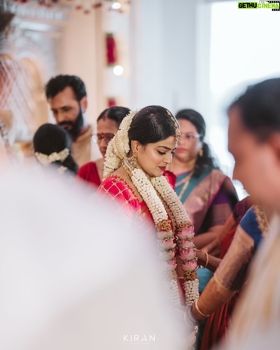 Samata Amin - 13.2K Likes - Wrapped in the blessings of family and love.❤️🧿

The "Sl Shet" Bride❤️

Jewellery by @slshetdiamondhouse 
Blouse by @mantra.ixe 
MUAH @kanchanashettymakeupartist @makeupmagicbydeekshashetty 

Captured by @kiranproductions.in 
Location @the_grand_bay 

#samataamin #tulunad