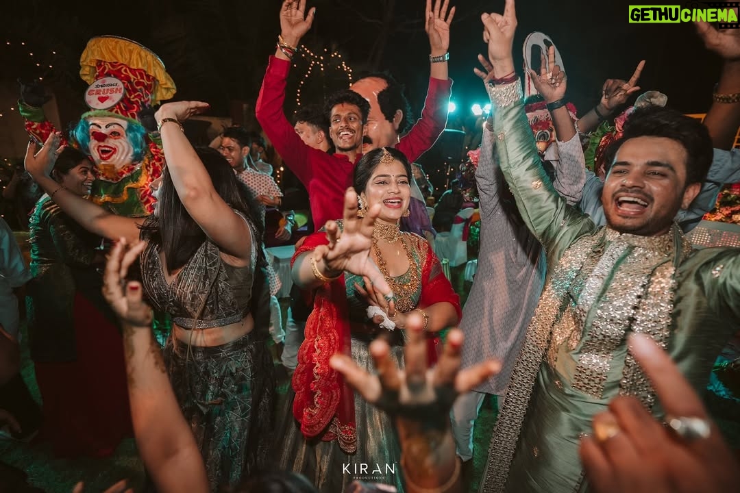 Samata Amin - 12.6K Likes - The mehendi evening — we danced, we laughed, and made memories for a lifetime. 💚🧿

Captured by @kiranproductions.in 
Event by @frolix_events_ 
Location @royaldreams_surathkal 
Outfit by @mantra.ixe 
Jewellery by @nazakathbyrupsath 
MUAH @kanchanashettymakeupartist @makeupmagicbydeekshashetty 

#vinsam 
#weddingsaga