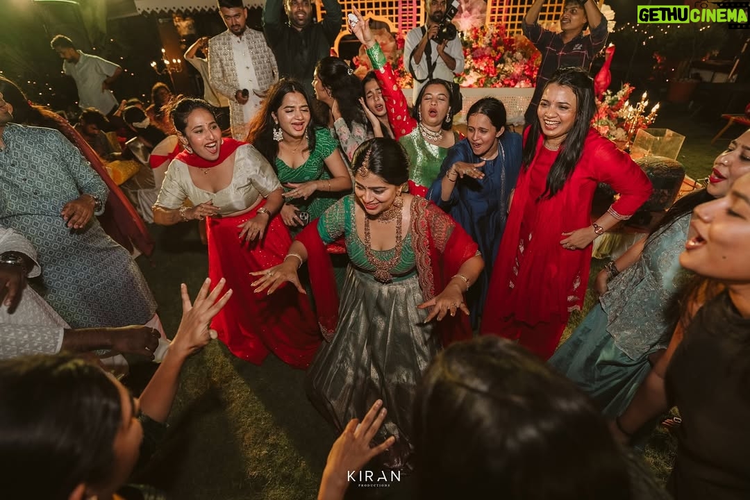 Samata Amin - 12.6K Likes - The mehendi evening — we danced, we laughed, and made memories for a lifetime. 💚🧿

Captured by @kiranproductions.in 
Event by @frolix_events_ 
Location @royaldreams_surathkal 
Outfit by @mantra.ixe 
Jewellery by @nazakathbyrupsath 
MUAH @kanchanashettymakeupartist @makeupmagicbydeekshashetty 

#vinsam 
#weddingsaga